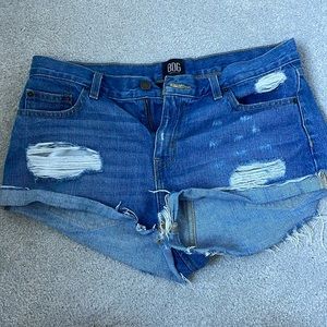 BDG Jean shorts. Boyfriend low rise. Size 29. Great condition.
